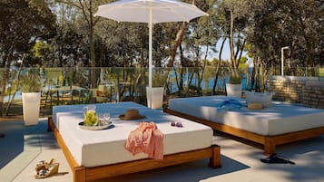 Outdoor pool, pool umbrellas, sun loungers