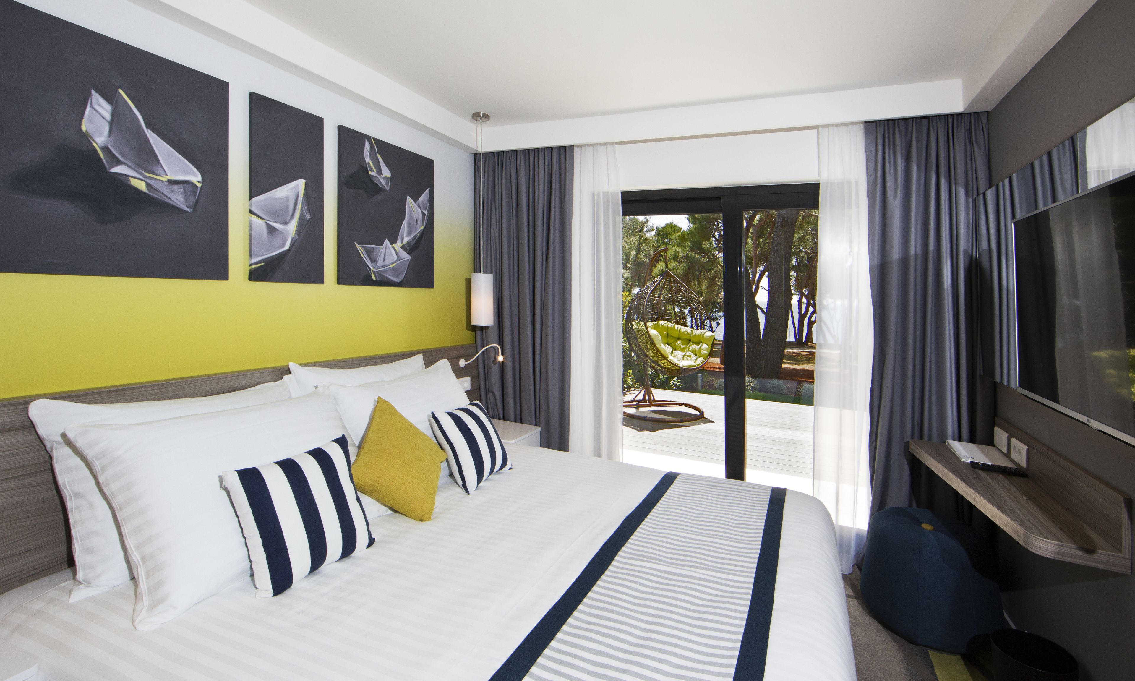 Minibar, coffres-forts dans les chambres, bureau, rideaux occultants