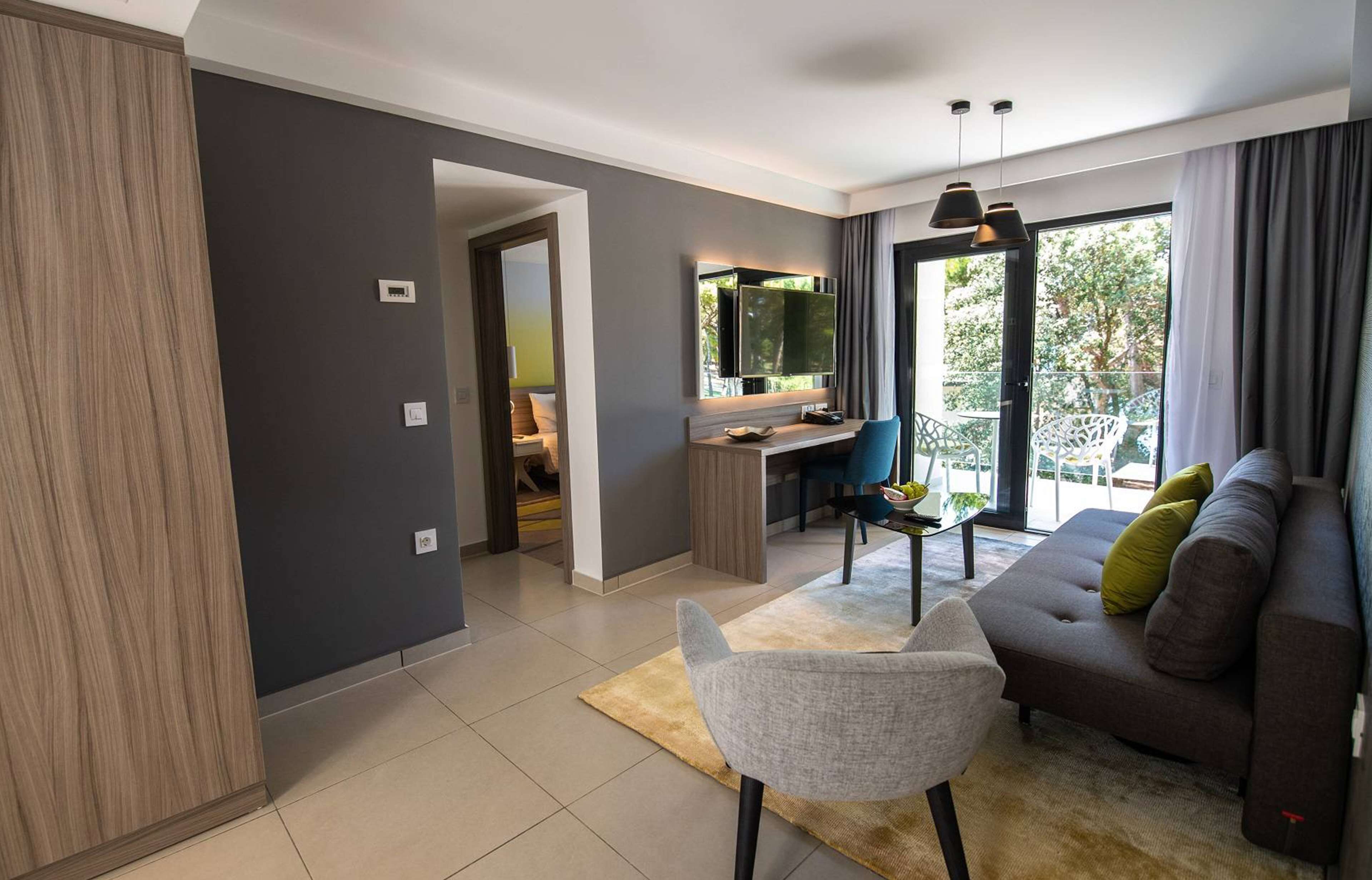 minibar, in-room safe, desk, blackout curtains