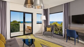 Een minibar, een kluis op de kamer, een bureau, verduisterende gordijnen