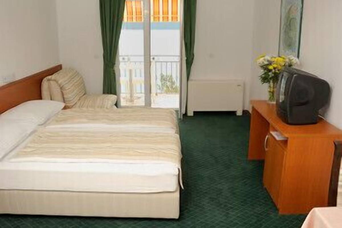 premium bedding, minibar, in-room safe, soundproofing