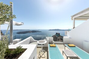 Honeymoon Cave Pool Suite, Caldera View | ลานระเบียง/นอกชาน