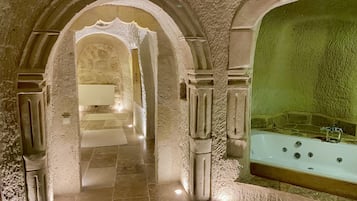 Presidential Cave Suite with Spa Bath - 18 | Baño | Amenidades de baño gratuitas, secadora de cabello, pantuflas, toallas