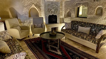 Presidential Cave Suite with Spa Bath - 18 | Ruang tamu | 106 inci televisyen dengan digital