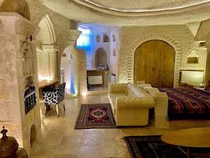 King Cave Suite wih Spa Bath - 19