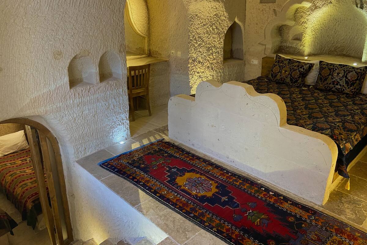 Queen Cave with Terrace (2 Bedrooms) - 17