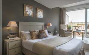 Caja de seguridad en la habitación y tabla de planchar con plancha 