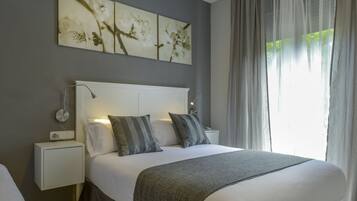 Caja fuerte, tabla de planchar con plancha, wifi gratis y ropa de cama