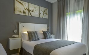 In-room safe, iron/ironing board, free WiFi, bed sheets - Alexandra by Benstar (Tarragona)