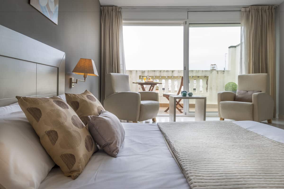 Junior Studio Suite, Kitchen | In-room safe, iron/ironing board (on request), free WiFi, bed sheets