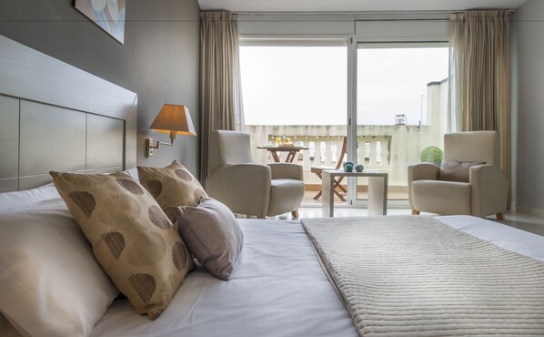 Junior Studio Suite, Kitchen | In-room safe, iron/ironing board, free WiFi, bed sheets