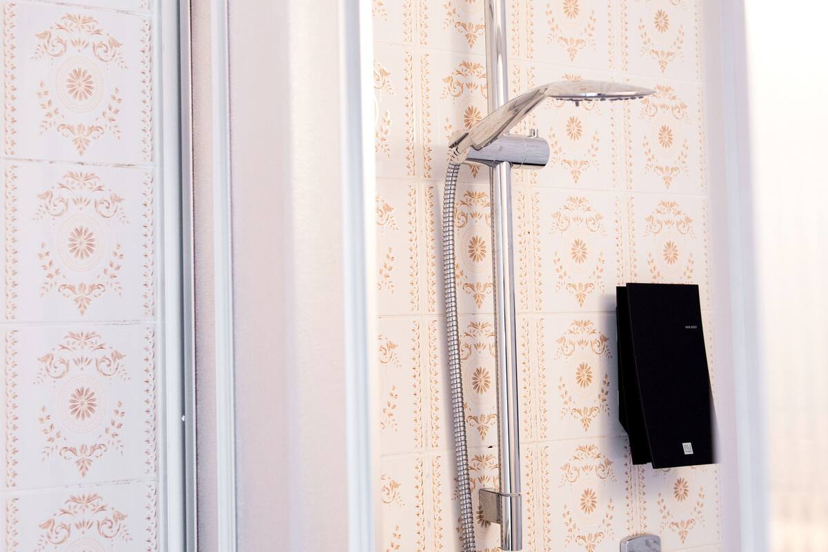 double room (+ extrabed) | bathroom | shower, free toiletries, hair dryer, towels