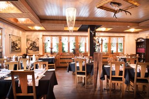 Se sirven desayunos y almuerzos, restaurante con mesas al aire libre 