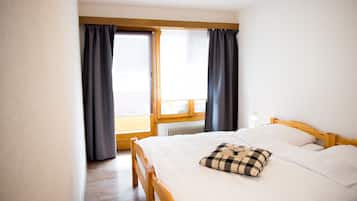 Double Room (+ Extrabed) | In-room safe, desk, blackout drapes, iron/ironing board