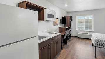 Habitación estándar, 1 cama Queen size, para no fumadores | Cocina privada | Refrigerador con congelador, microondas y parrilla de estufa
