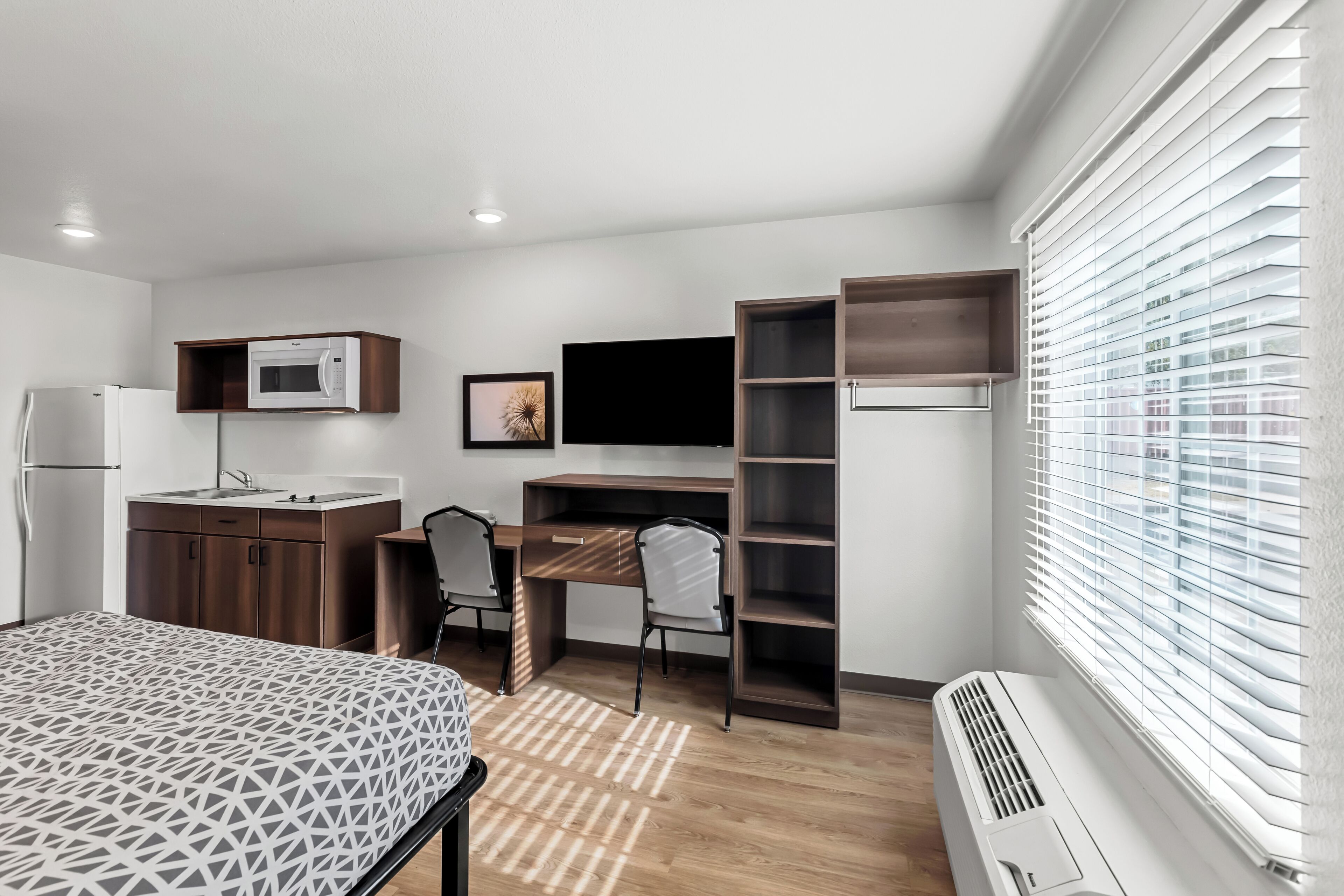 Standard Room, 1 Queen Bed, Non Smoking | Hypo-allergenic bedding, desk, iron/ironing board, free WiFi