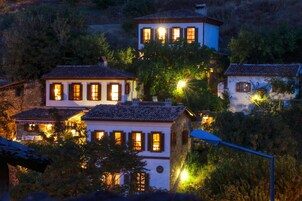 住宿正面 - 傍晚/夜晚