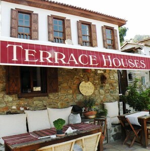 Un edificio con un letrero que dice "TERRACE HOUSES".