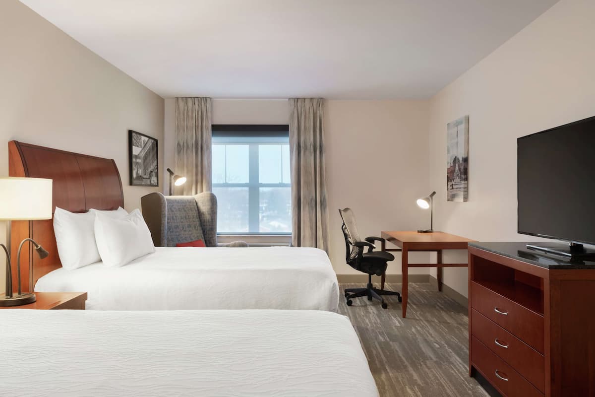 Select Comfort-bedden, een minibar, een bureau, verduisterende gordijnen