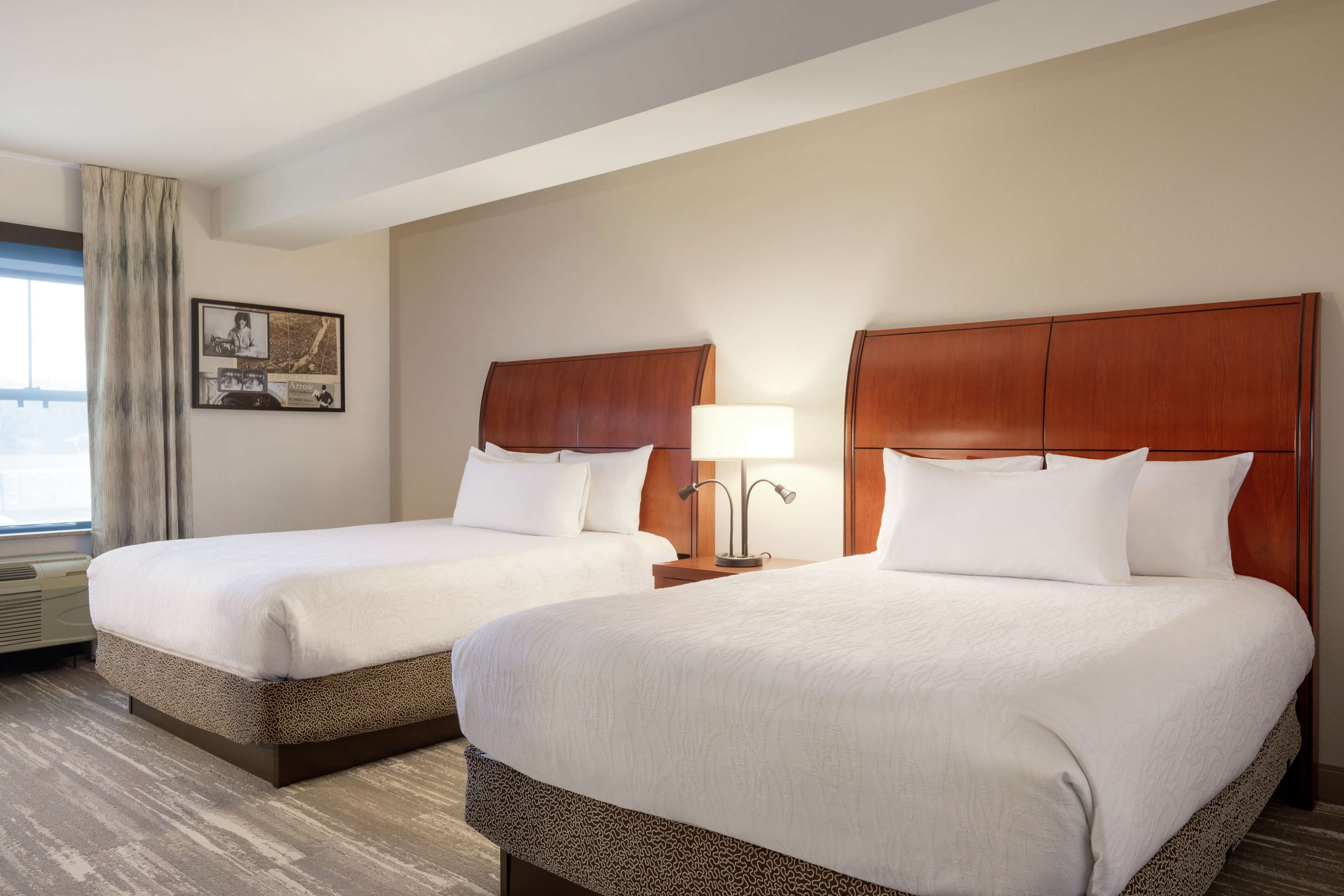 Rom, 2 queensize-senger, tilgjengelighetstilpasset | Senger med Select Comfort-madrass, minibar og skrivebord