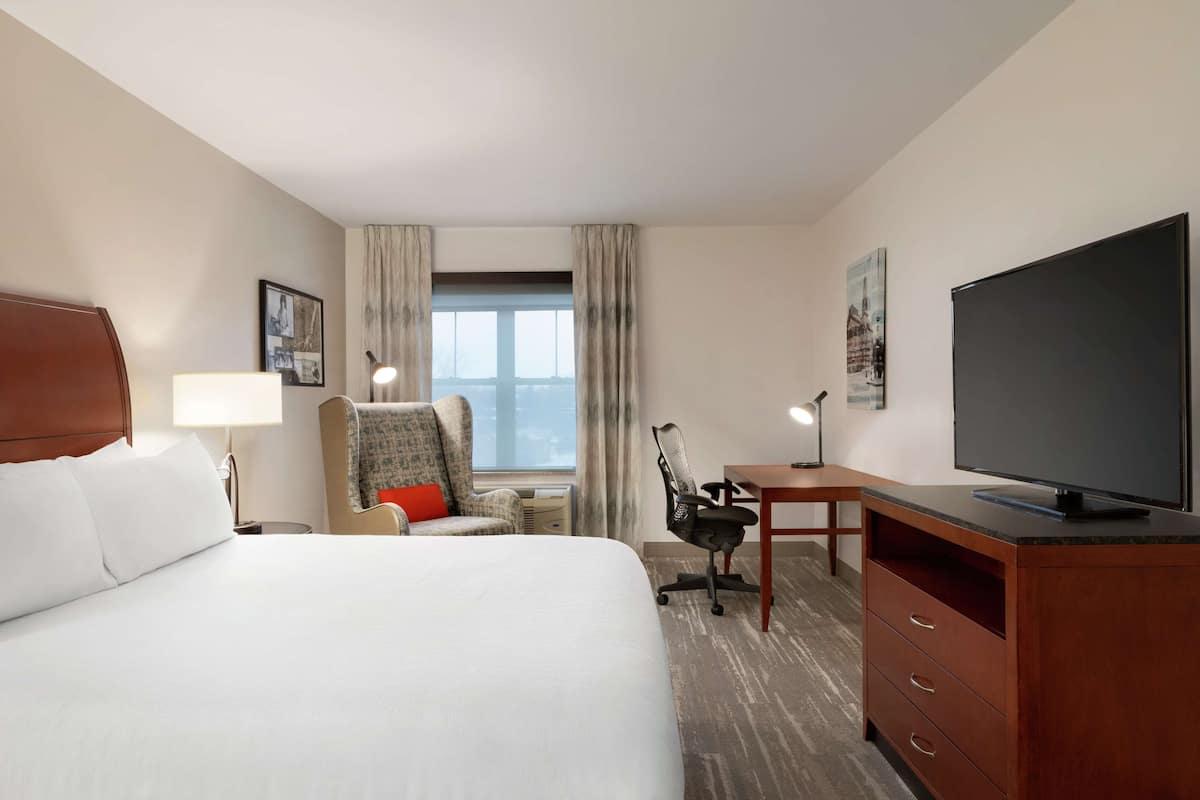 Select Comfort-bedden, een minibar, een bureau, verduisterende gordijnen