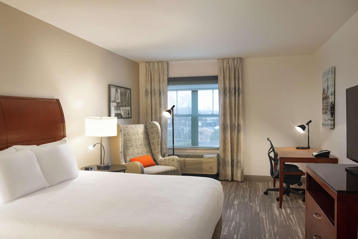 Kamer, 1 kingsize bed | Select Comfort-bedden, een minibar, een bureau, verduisterende gordijnen