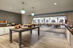 Desayuno a la carta diario (USD 12.50 por persona)