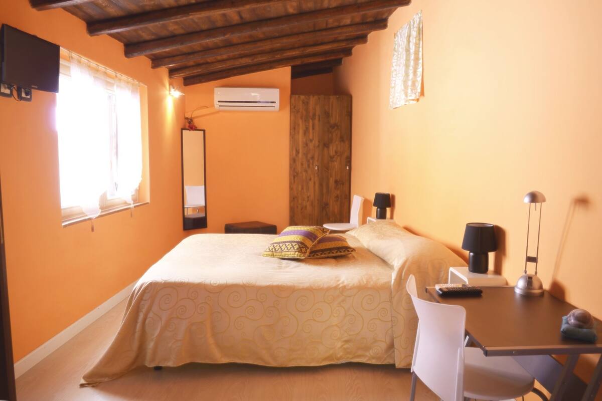Minibar, desk, free WiFi