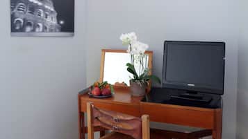 Deluxe Room | In-room safe, desk, free WiFi