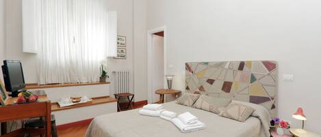 Quarto casal conforto | Cofres nos quartos, escrivaninha, Wi-Fi de cortesia