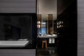 Ein modernes Badezimmer mit einer großen Badewanne, einem Waschbecken und einem Spiegel.