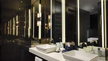 Suite – premium (Centric, Large Suite) | Bad | Designertoalettartikler, hårføner, badekåper og håndklær