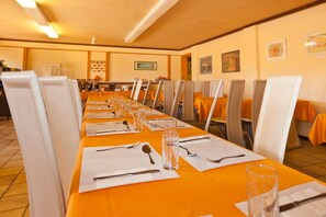 Lunch and dinner served, Regional cuisine - Hotel La Clef Des Champs (Val-de-Ruz)