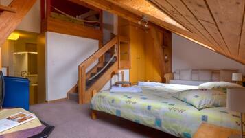 Desk, free cribs/infant beds, rollaway beds, free WiFi