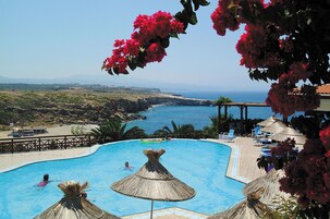 Una piscina techada, una piscina al aire libre