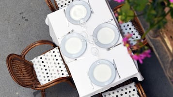 Hi ha 2 restaurants amb plats de cuina regional