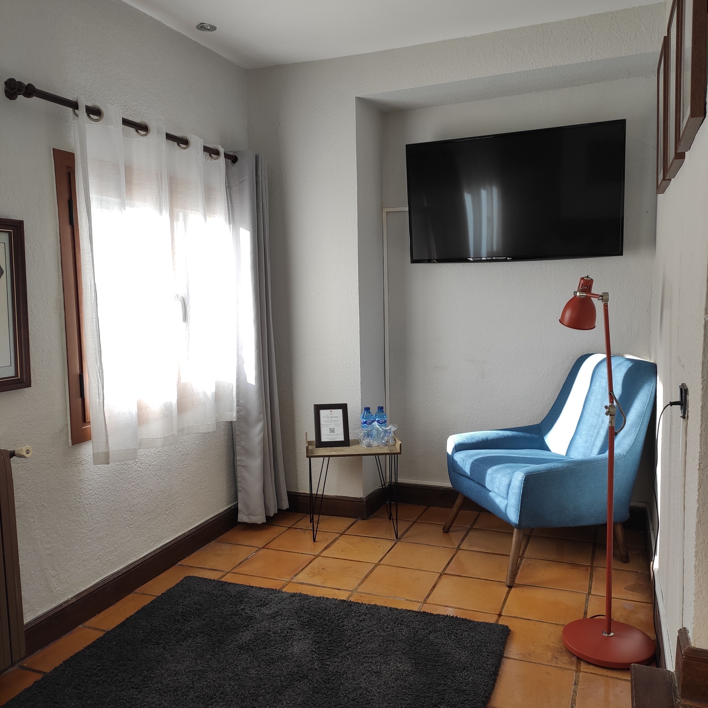 Een bureau, verduisterende gordijnen, geluiddichte muren, beddengoed