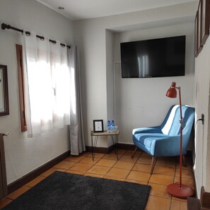 Desk, blackout curtains, soundproofing, bed sheets - Hotel Posada Mayor de Migueloa (Laguardia)