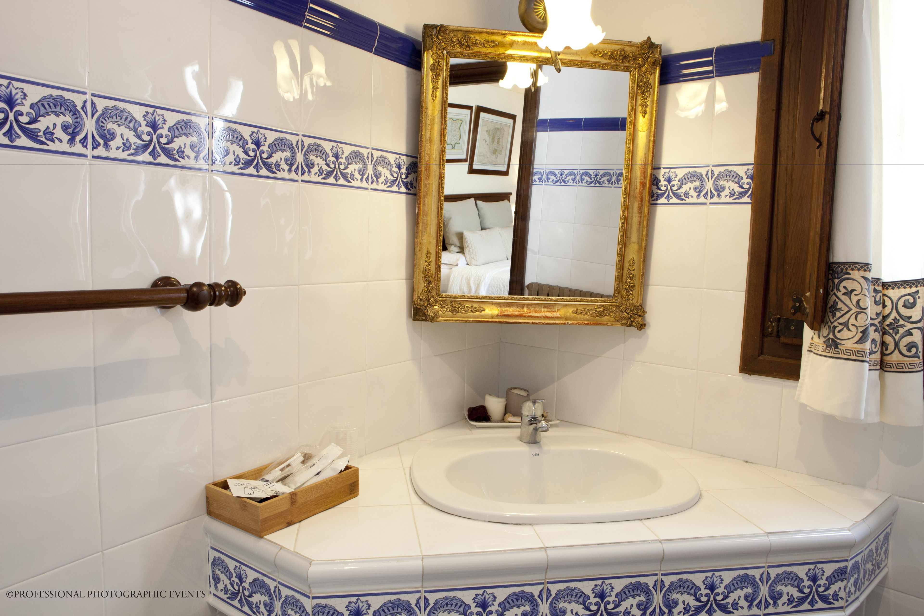 standard double room | bathroom | free toiletries, hair dryer, bidet, towels