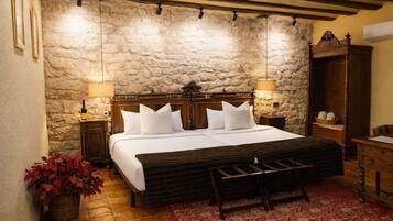 Bureau, rideaux occultants, chambres insonorisées, draps fournis