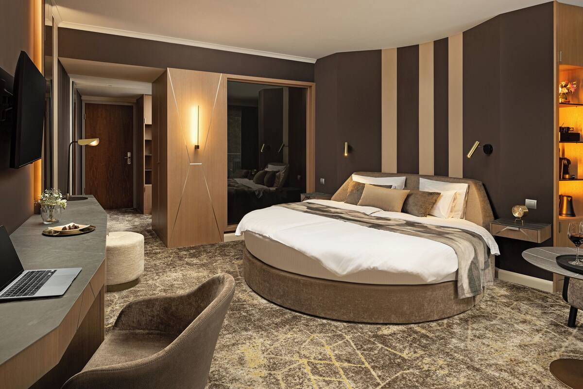 King Superior | Minibar, in-room safe, desk, blackout drapes