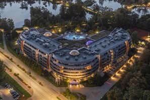 Vista frontal de la propiedad por la tarde o noche