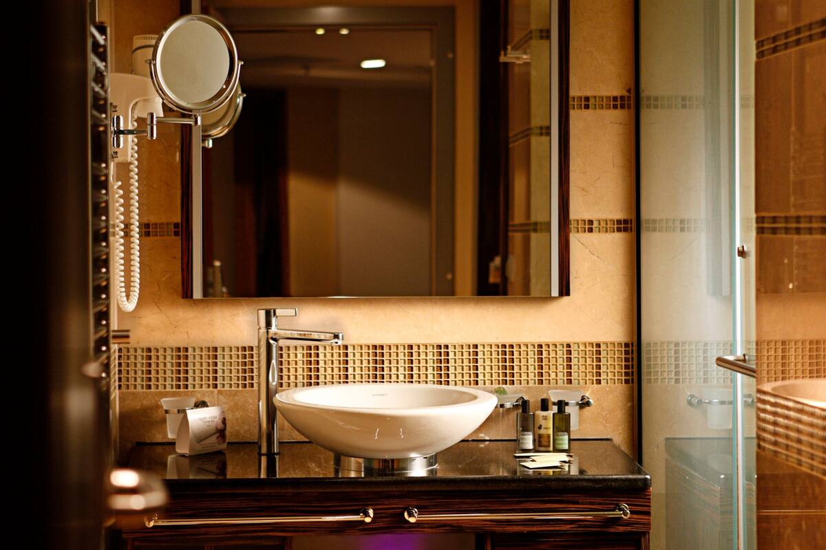 deluxe room | bathroom sink