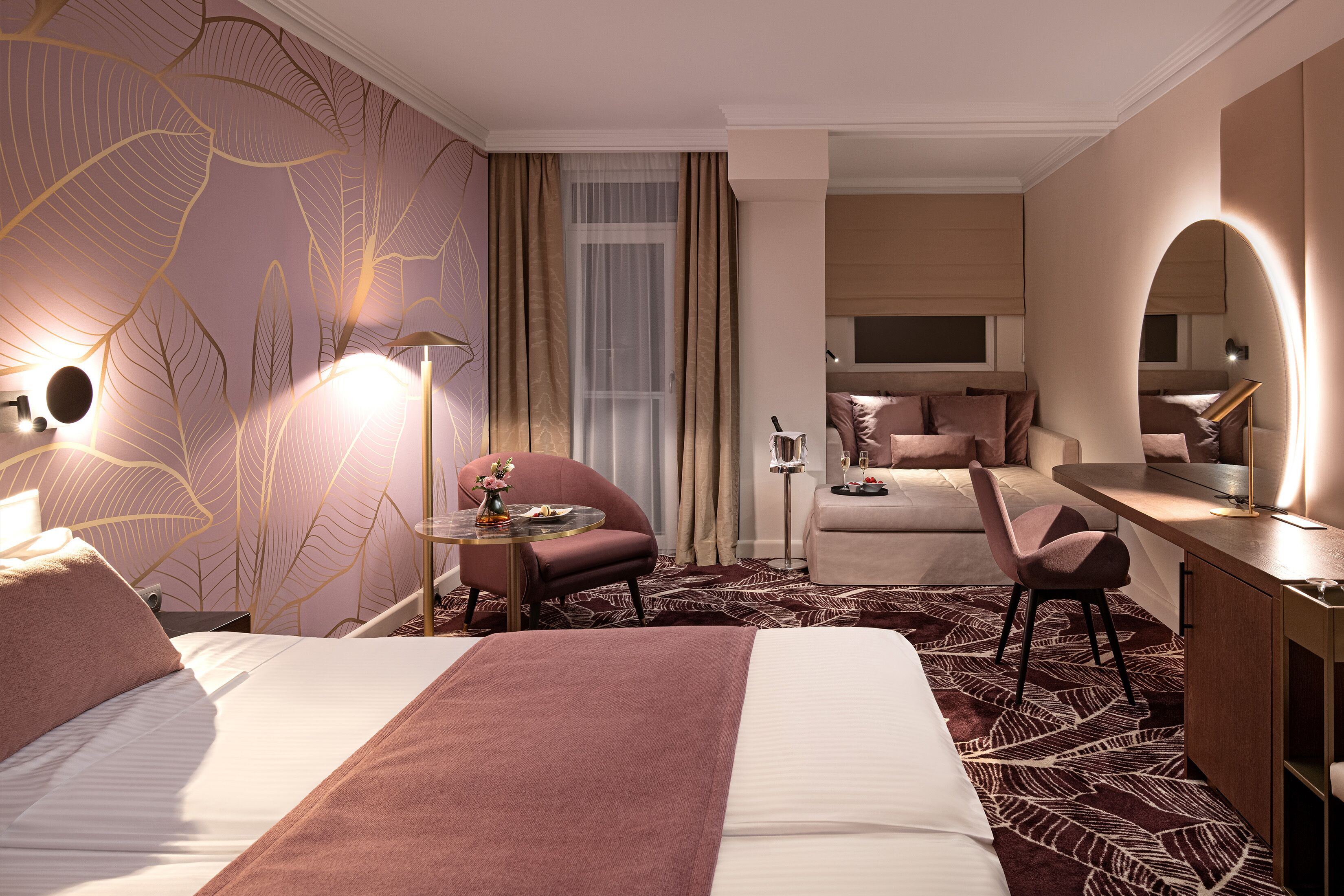 Een minibar, een kluis op de kamer, een bureau, verduisterende gordijnen