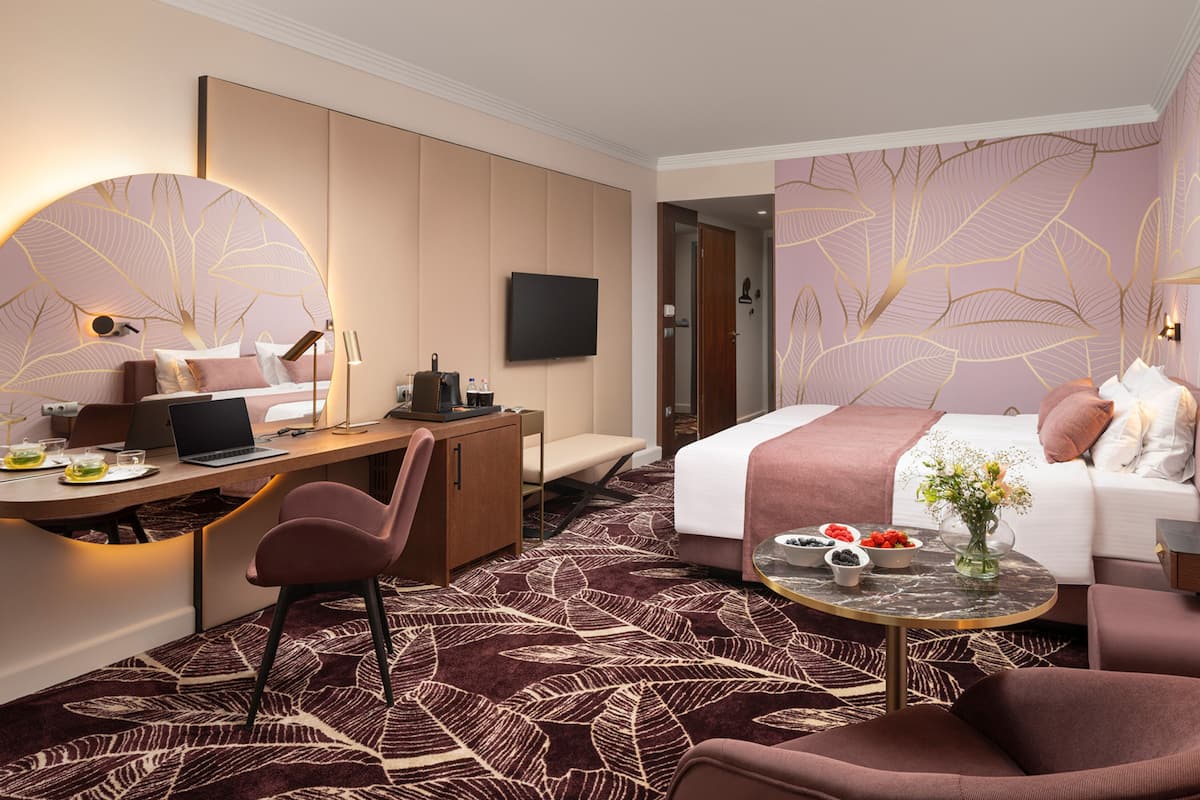 Grand Gold | Een minibar, een kluis op de kamer, een bureau, verduisterende gordijnen