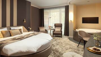 Minibar, caja de seguridad en la habitación y escritorio