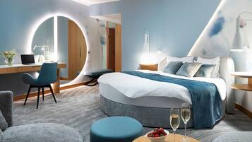 Oriental Blue | Minibar, in-room safe, desk, blackout drapes