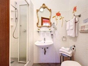 Shower, rainfall showerhead, free toiletries, hair dryer - Settembre 95 (Rome)