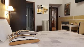 Kahden hengen huone (yksi tai kaksi sänkyä), kylpyhuone makuuhuoneen yhteydessä | Ilmainen Wi-Fi