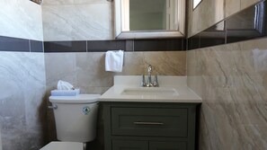 Ducha y bañera combinadas, secador de pelo y toallas